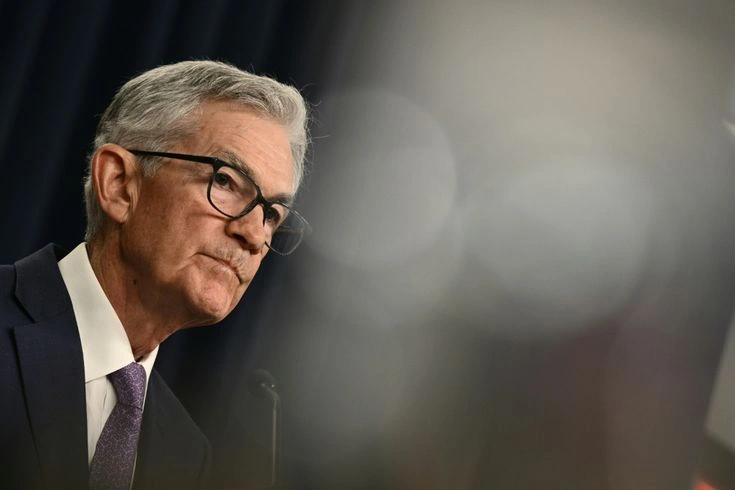 Fed hält Zinsen stabil, da Inflation anhält